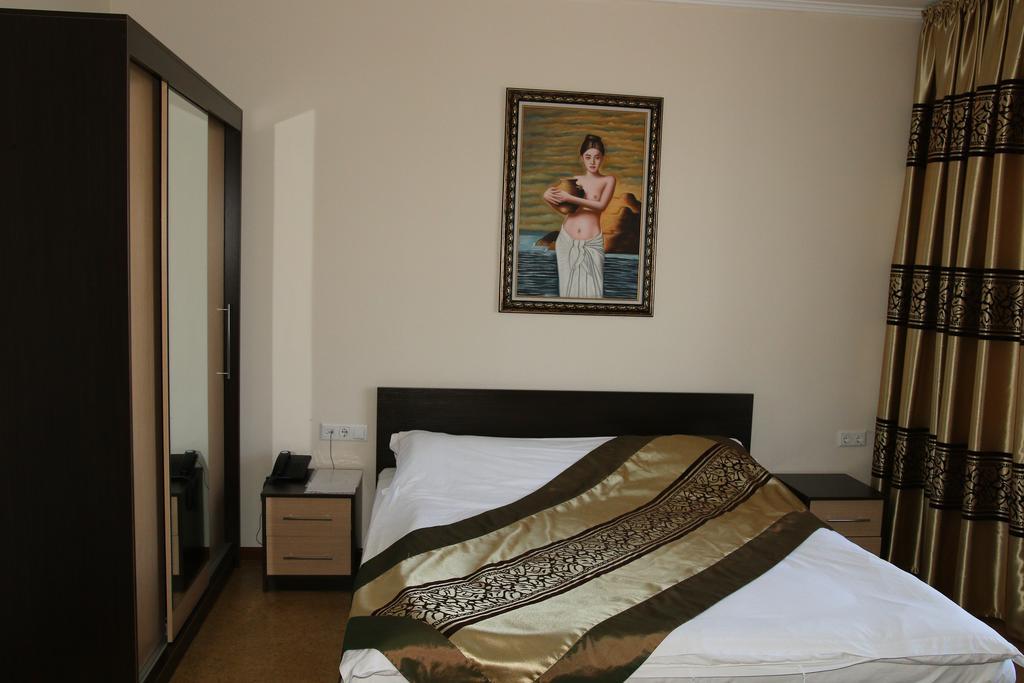 Kausar Hotel Almaty Room photo